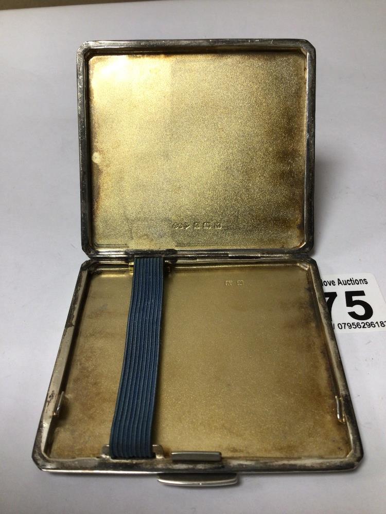 A HALLMARKED SILVER ENGINE TURNED CIGARETTE CASE, 8CM, 90G - Image 4 of 4