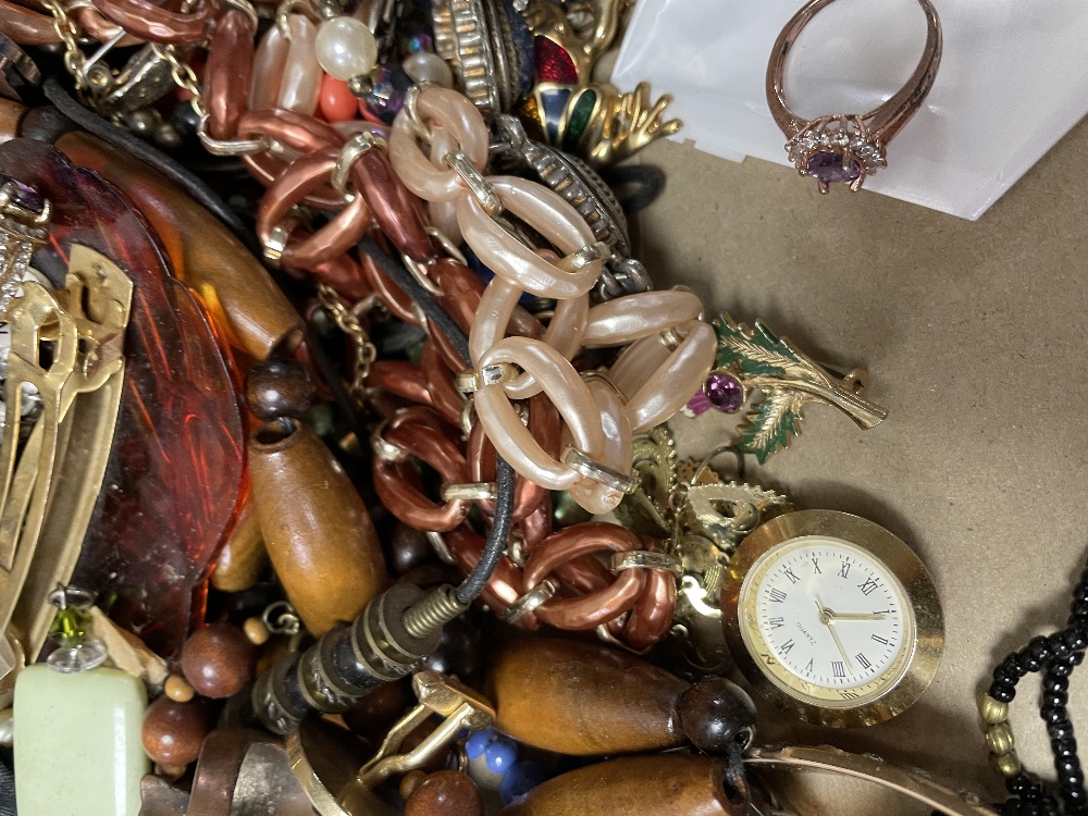 AN EXTENSIVE COLLECTION OF COSTUME JEWELLERY - Image 11 of 20