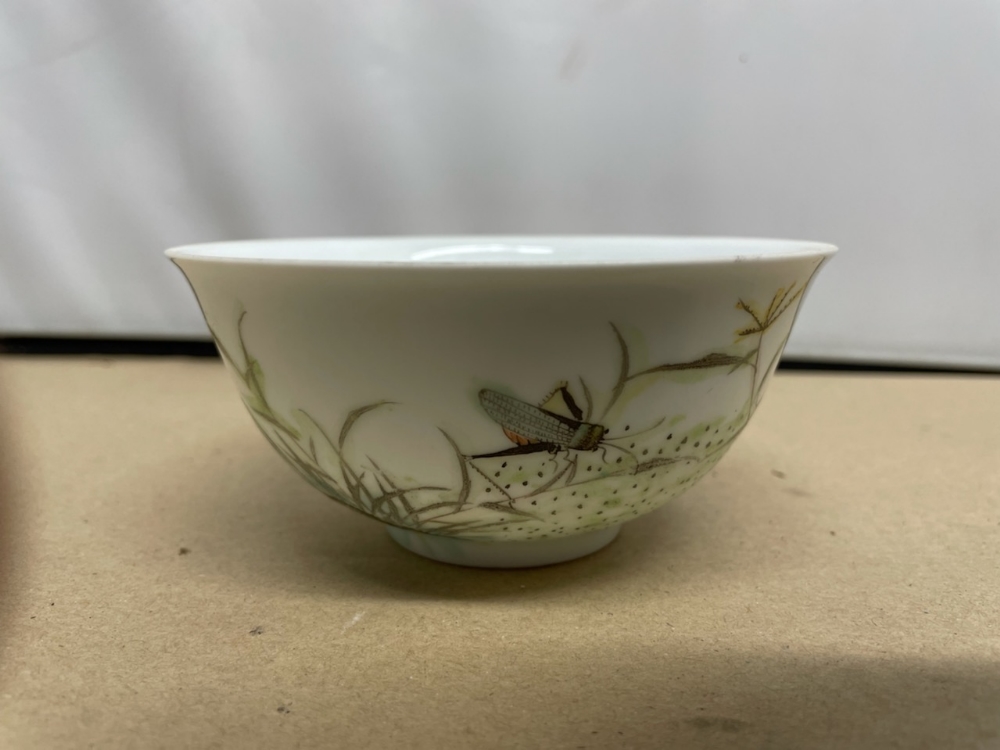 AN EARLY CHINESE PORCELAIN TEA BOWL DECORATION AROUND THE SIDES, MARKS TO BASE, 12CM (MING) - Image 3 of 4