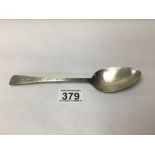 A GEORGE III HALLMARKED SILVER BRIGHT CUT TABLE SPOON (REPAIR TO STEM), 20.5CM, 50G