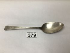 A GEORGE III HALLMARKED SILVER BRIGHT CUT TABLE SPOON (REPAIR TO STEM), 20.5CM, 50G