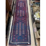 A VINTAGE WOOL RUNNER/RUG (ORIENTAL) 256 X 68CM