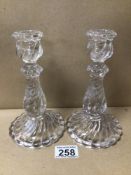 A PAIR OF BACCARAT CRYSTAL GLASS CANDLESTICKS OF BAMBOUS SWIRL, 18CM
