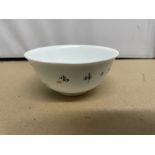 AN EARLY CHINESE PORCELAIN TEA BOWL DECORATION AROUND THE SIDES, MARKS TO BASE, 12CM (MING)