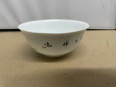 AN EARLY CHINESE PORCELAIN TEA BOWL DECORATION AROUND THE SIDES, MARKS TO BASE, 12CM (MING)