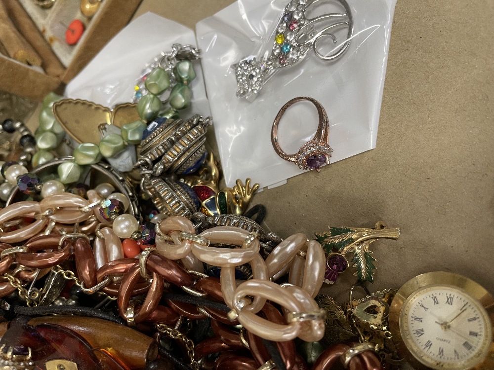 AN EXTENSIVE COLLECTION OF COSTUME JEWELLERY - Image 12 of 20