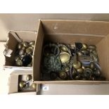 A LARGE QUANTITY OF MAINLY VICTORIAN BRASS DOOR KNOBS WITH A LION DOOR KNOCKER AND MORE