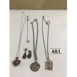 MIXED SILVER JEWELLERY INCLUDES A PENDANT (UNO A ERRE) AND CHAIN WITH OTHER SILVER PENDANTS,