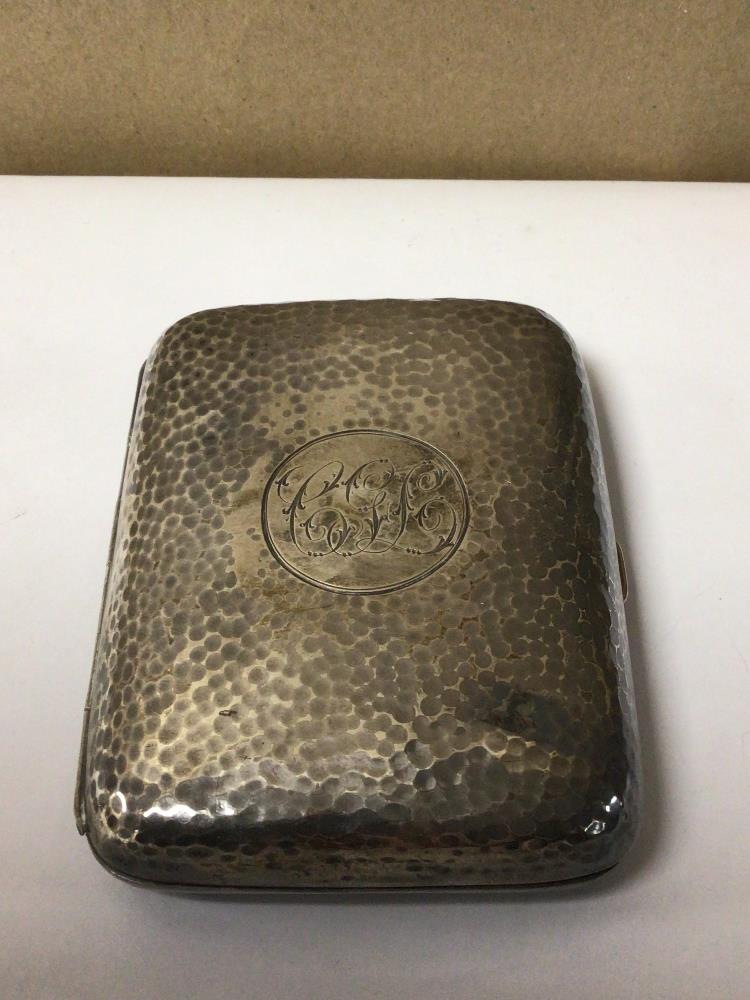 A HALLMARKED SILVER BEATEN CIGARETTE CASE, 99G - Image 2 of 3