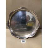 A HALLMARKED SILVER TRAY BY ATKIN BROTHERS OF SHEFFIELD 1090, 617 GRAMS, 27CM DIAMETER