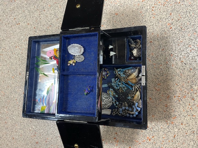 A QUANTITY OF JEWELLERY BOXES WITH VINTAGE COSTUME JEWELLERY - Image 4 of 4