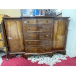 A MAHOGANY BREAKFRONT SIDEBOARD WITH FIVE MIDDLE DRAWERS 136 X 91 X 43CM