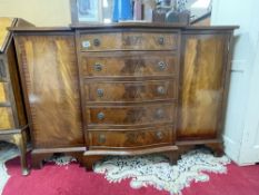 A MAHOGANY BREAKFRONT SIDEBOARD WITH FIVE MIDDLE DRAWERS 136 X 91 X 43CM