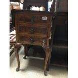 A QUEEN ANNE STYLE DROPLEAF BEDSIDE CABINET FITTED WITH ONE DRAWER AND CUPBOARD