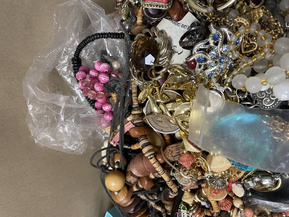 AN EXTENSIVE COLLECTION OF COSTUME JEWELLERY - Image 10 of 20