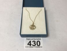 A YELLOW METAL '21' PENDANT ON 375 GOLD CHAIN
