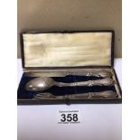 A VICTORIAN HALLMARKED SILVER CHRISTENING SET CASED, 74G (SLIGHTLY A/F)