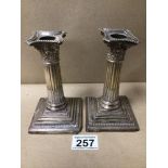A PAIR OF WEIGHTED HALLMARKED SILVER COLUMN CANDLESTICKS BY ROBERT PRINGLE 1906, TOTAL WEIGHT 524