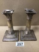 A PAIR OF WEIGHTED HALLMARKED SILVER COLUMN CANDLESTICKS BY ROBERT PRINGLE 1906, TOTAL WEIGHT 524