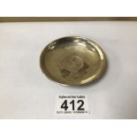 A HALLMARKED SILVER DISH INLAID WITH SOUTH AFRICAN 2 SHILLING COIN, 42G