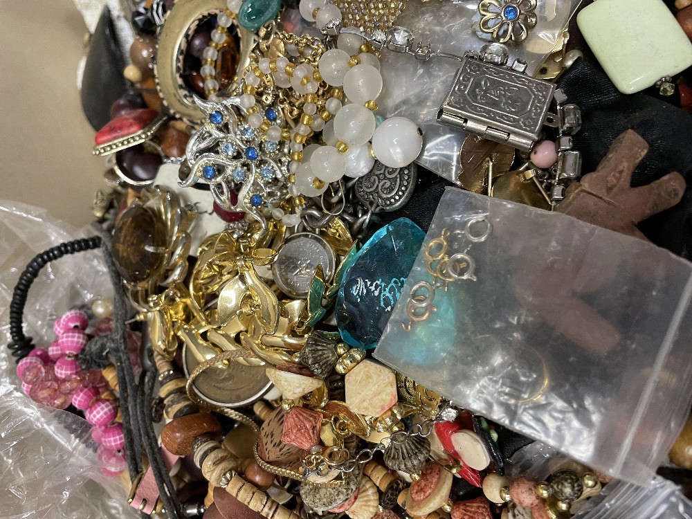 AN EXTENSIVE COLLECTION OF COSTUME JEWELLERY - Image 14 of 20