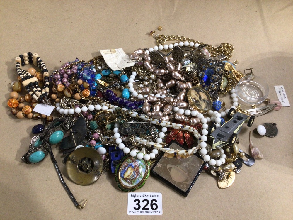 A MIXED BOX OF VINTAGE COSTUME JEWELLERY