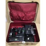 A VINTAGE SUITCASE/TRAVEL CASE OF MIXED CAMERAS AND ACCESSORIES