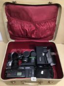 A VINTAGE SUITCASE/TRAVEL CASE OF MIXED CAMERAS AND ACCESSORIES