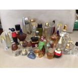 A MIXED COLLECTION OF LADIES PERFUME AND GENT’S COLOGNE, MOST OF WHICH ARE EMPTY, INCLUDES CARON,