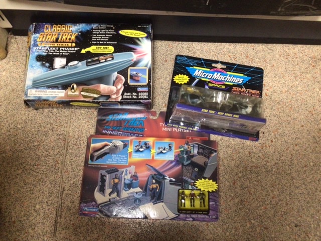 A QUANTITY OF BOXED STAR TREK TOYS, STAR FLEET PHASER MICRO MACHINES, MODELS, AND MORE - Image 2 of 3