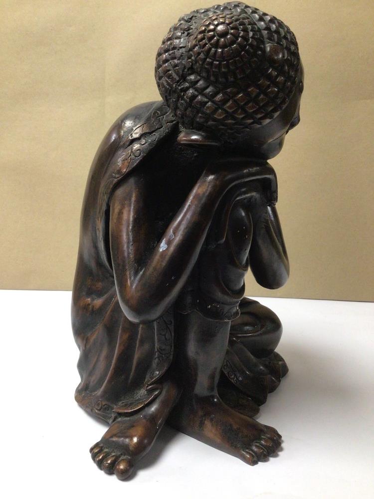 A LARGE FINISHED RESIN (TO GIVE A WOOD EFFECT) SEATED THAI BUDDHA, HEAD ON KNEE, 28CM IN HEIGHT - Image 3 of 3