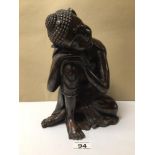 A LARGE FINISHED RESIN (TO GIVE A WOOD EFFECT) SEATED THAI BUDDHA, HEAD ON KNEE, 28CM IN HEIGHT