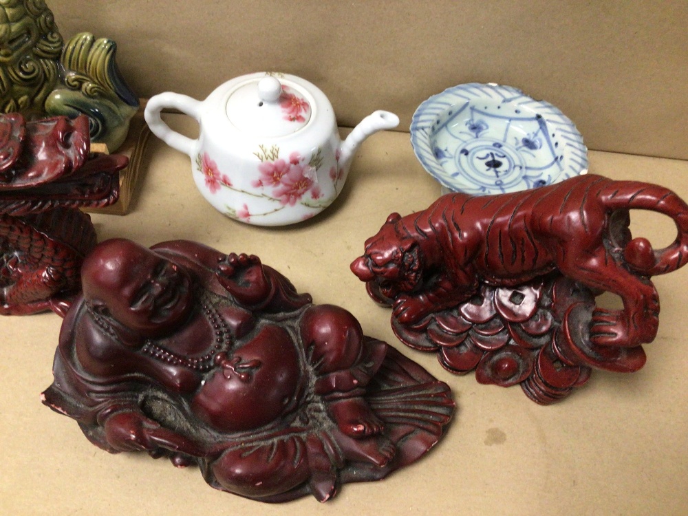 FOUR PIECES OF CHINESE PORCELAIN, SOME WITH CHARACTER MARKS TO BASE, INCLUDES FOO DOGS, A SEATED - Image 4 of 7