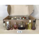 A MIXED COLLECTION OF SMALL BOTTLES OF MOSTLY LADIES PERFUME, MOST OF WHICH ARE EMPTY, INCLUDES