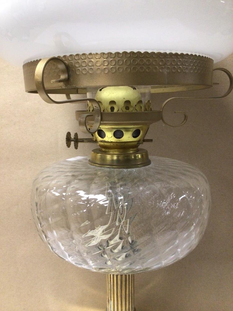 A LARGE VINTAGE BRASS OIL LAMP, UNTESTED, 52CM IN HEIGHT - Image 4 of 5