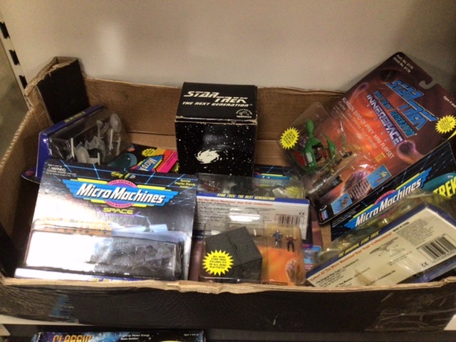 A QUANTITY OF BOXED STAR TREK TOYS, STAR FLEET PHASER MICRO MACHINES, MODELS, AND MORE - Image 3 of 3