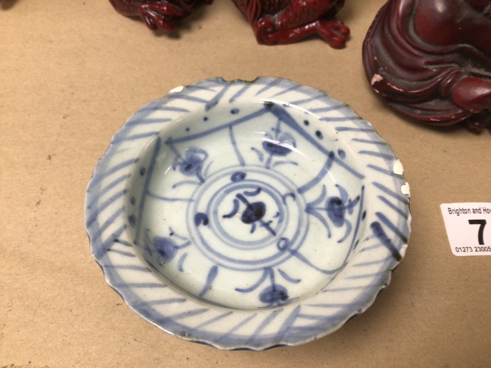 FOUR PIECES OF CHINESE PORCELAIN, SOME WITH CHARACTER MARKS TO BASE, INCLUDES FOO DOGS, A SEATED - Image 7 of 7