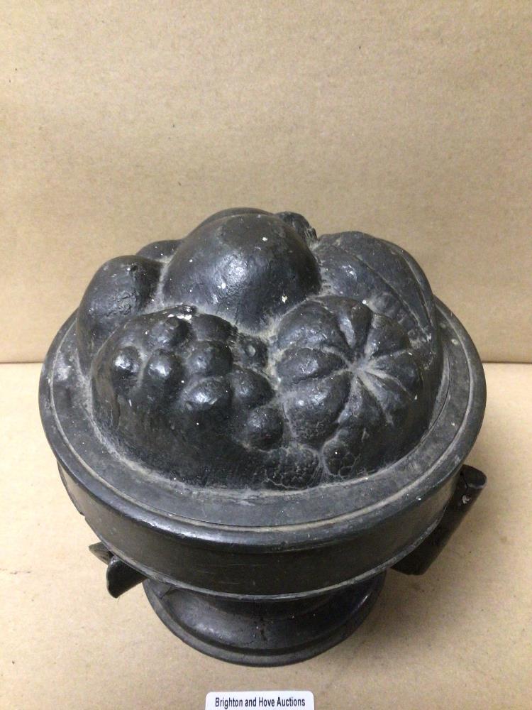 A VICTORIAN PEWTER THREE-SECTION CIRCULAR JELLY MOULD - Image 2 of 4