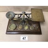 A VINTAGE SET OF ‘S. MORDAN & CO’ BRASS POSTAL SCALES ON WOODEN BASE WITH WEIGHTS