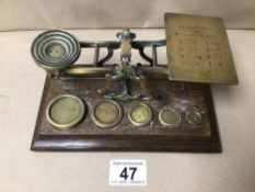 A VINTAGE SET OF ‘S. MORDAN & CO’ BRASS POSTAL SCALES ON WOODEN BASE WITH WEIGHTS