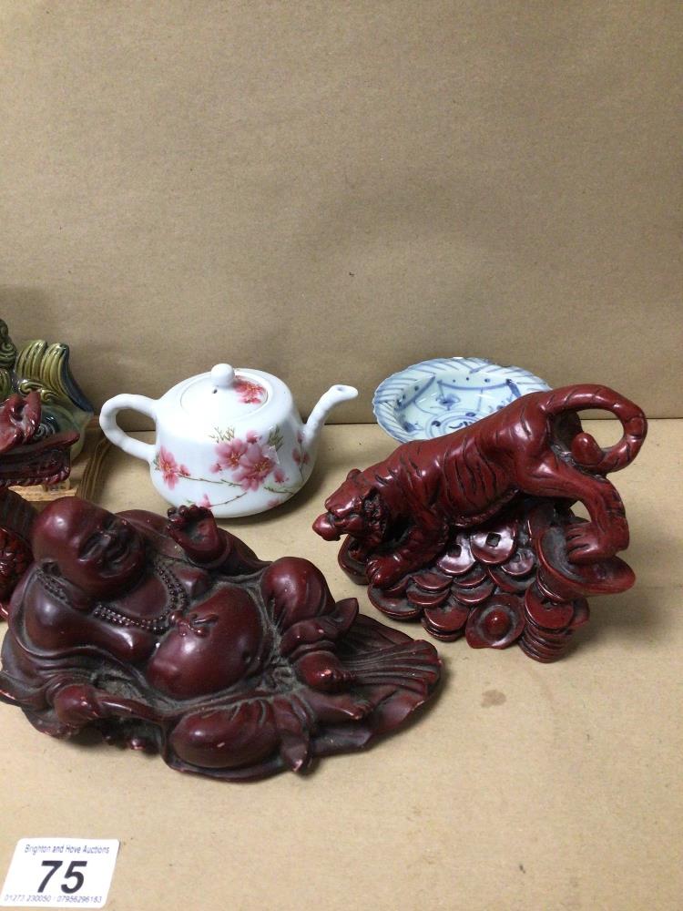 FOUR PIECES OF CHINESE PORCELAIN, SOME WITH CHARACTER MARKS TO BASE, INCLUDES FOO DOGS, A SEATED - Image 2 of 7