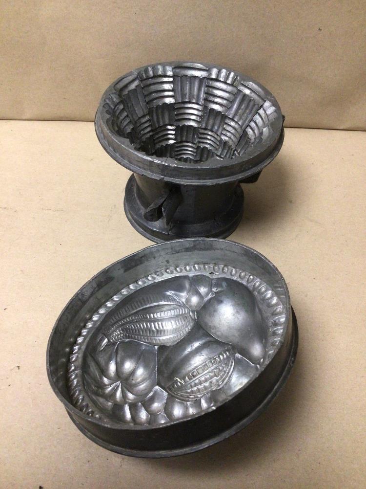 A VICTORIAN PEWTER THREE-SECTION CIRCULAR JELLY MOULD - Image 4 of 4
