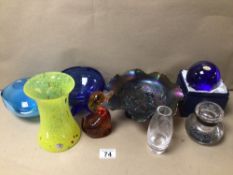 A MIXED COLLECTION OF ART GLASS VASES AND PAPERWEIGHTS INCLUDING A LABELED SWEDISH YELLOW ART
