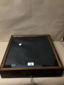 A VINTAGE WOODEN (MAHOGANY) GLASS DISPLAY CASE, WITH KEY AND GILT BORDERS 39CM X 43CM X 9CM