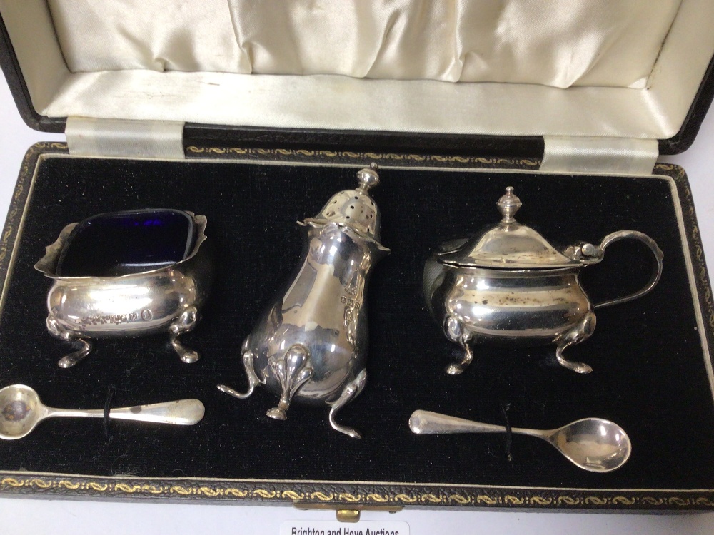 HALLMARKED SILVER THREE PIECE CONDIMENT SET WITH SPOONS, CASED, 116G - Image 2 of 5