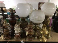 A MIXED COLLECTION OF ELECTRIC TABLE LAMPS, BRASS OIL LAMPS, AND BRASS CANDLE STICKS