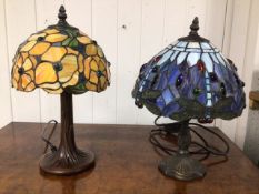 TWO TIFFANY STYLED LAMPS, LARGEST BEING 35CM IN HEIGHT