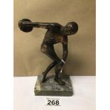 A BRONZED STATUE OF A DISCUS THROWER ON A MARBLE BASE, 18CM