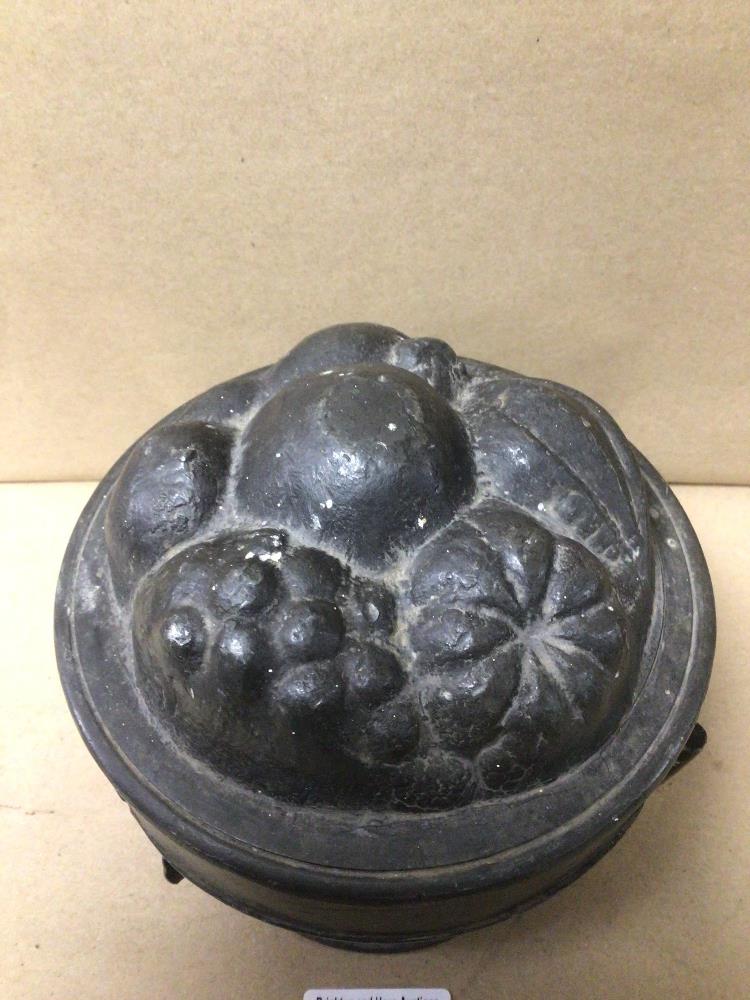 A VICTORIAN PEWTER THREE-SECTION CIRCULAR JELLY MOULD - Image 3 of 4