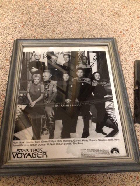 SIGNED PHOTOGRAPH X FLIES GILLIAN ANDERSON AND DAVID DUCHOVNY WITH THE CAST OF STAR TREK THE NEXT - Image 2 of 3